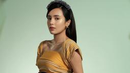 Gadis kelahiran 2002 ini memang pandai mix and match busana. Saat jadi model salah satu desainer ternama Oscar Lawalata, Beby Tsabina tampil menaan dengan kain tenun Bali.(Liputan6.com/IG/@bebytsabina)