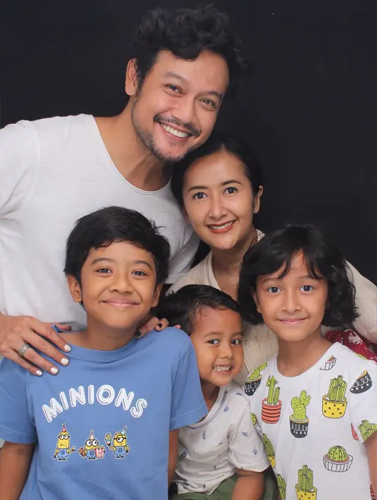 "Kemarin banget aku juga mimpi bapak pulang," kata dia. "Kangen banget ya sama Bapak." timpal Widi Mulia.  (Instagram/thesasonosfam)