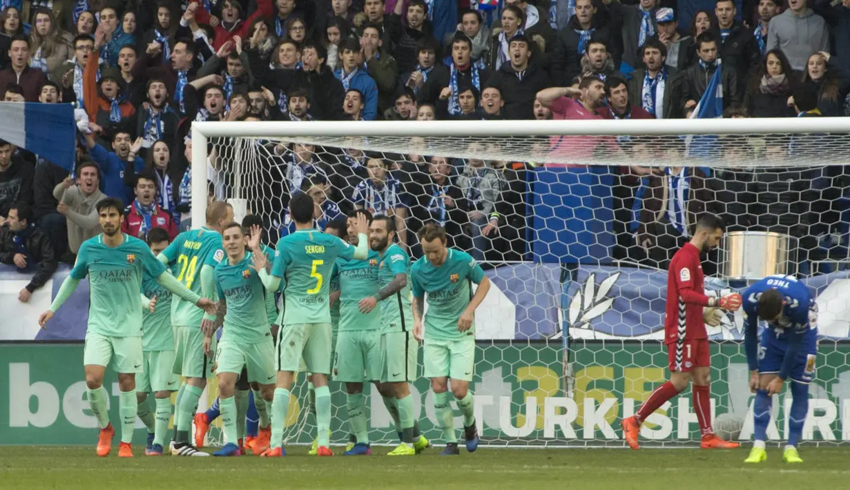 Para pemain Barcelona merayakan gol yang dicetak Luis Suarez ke gawang Alaves. Hingga pekan ke-22, Barca tercatat sebagai tim yang paling produktif di Liga Spanyol dengan 61 gol. (EPA/Jose Ramon Gomez)