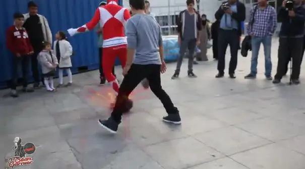 Inilah aksi Power Ranger saat menunjukan kemampuan mengolah si kulit bundar.