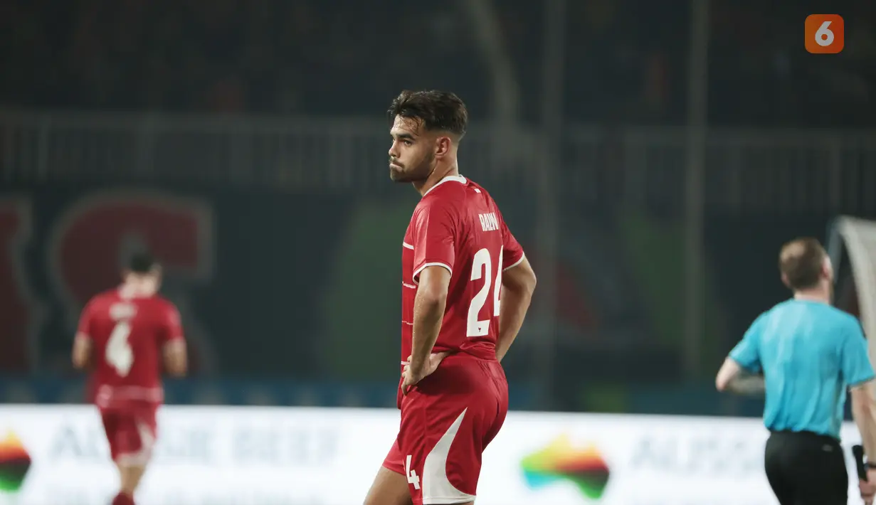 Bek Timnas Indonesia Shayne Pattynama menunjukkan ekspresi kecewa usai laga Grup A Piala AFF 2026 melawan Vietnam di Stadion Pakansari, Bogor, Senin (3/8/2026). Timnas Indonesia kalah 0-3 dari Vietnam dan turun ke peringkat ketiga klasemen sementara Grup A, namun masih berpeluang lolos ke semifinal jika mampu mengalahkan Singapura pada laga terakhir. (KLY/Budy Santoso)