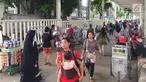 Suasana kolong skybridge atau Jembatan Penyebrangan Multifungsi (JPM) Tanah Abang, Jakarta, Rabu (7/11). Molornya pembangunan skybridge menyebabkan PKL kembali menjajakan dagangannya, meskipun dilarang Pemprov DKI Jakarta. (Liputan6.com/Immanuel Antonius)