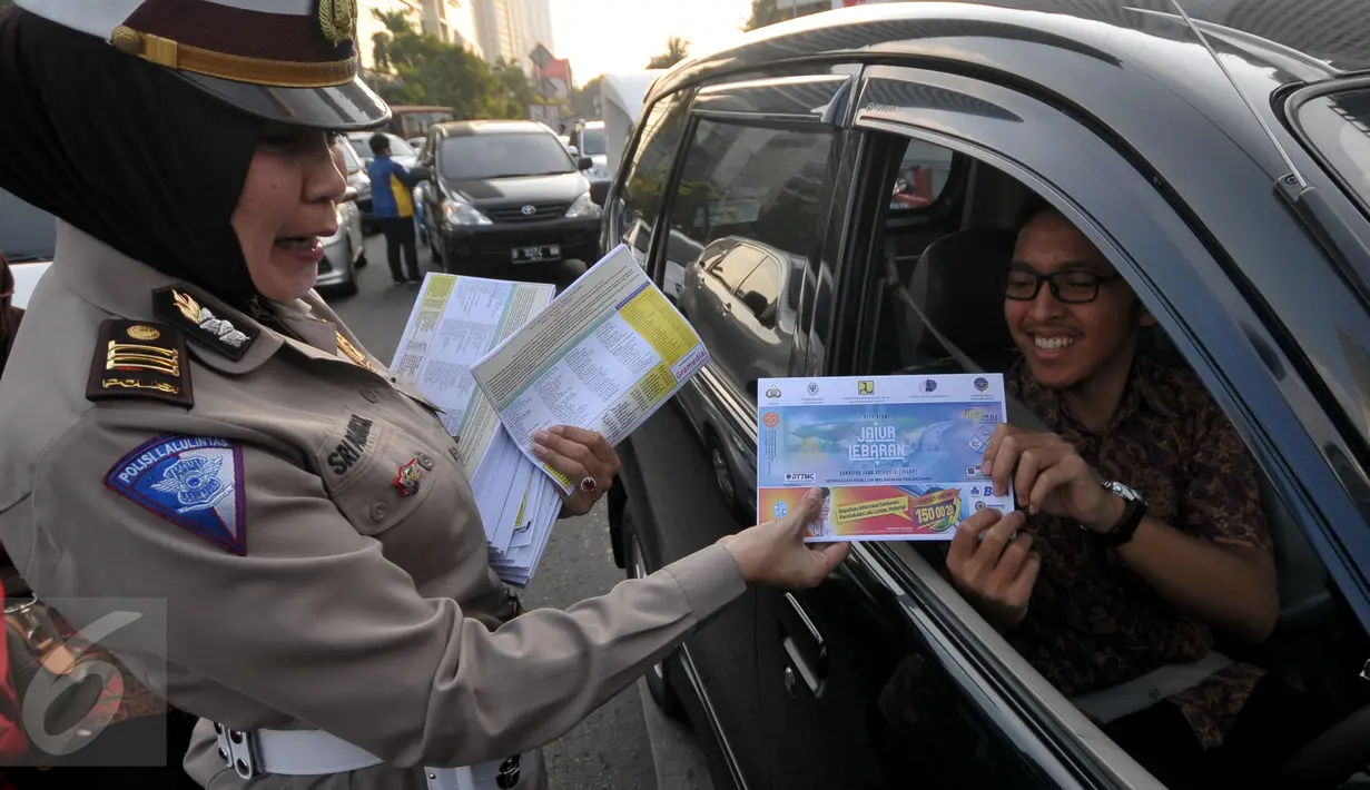 Polisi wanita dari Polda Metro Jaya membagikan peta mudik 2015 kepada pengendara di kawasan Bundaran HI, Jakarta, Jumat (26/6/2015). Pembagian peta tersebut diharapkan mampu meningkatkan keselamatan dalam bermudik. (Liputan6.com/Johan Tallo)  