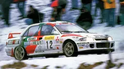 Mitsubishi Lancer Evolution III melesat di atas salju pada 1995 Rally Monte Carlo. (Source: Instagram/@aghiniandrea)