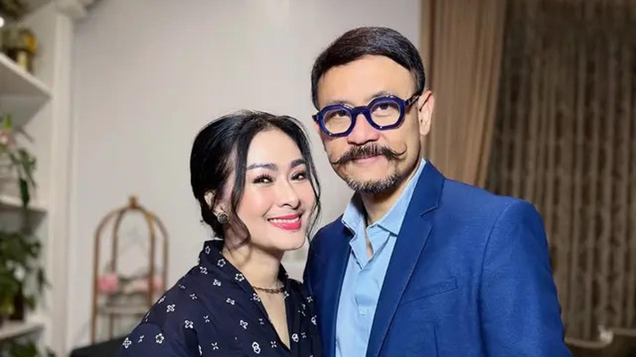 Model Kebaya Hitam ala Iis Dahlia di Resepsi Putri Ikke Nurjanah, Simpel Tapi Anggun