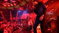 G-Eazy tampil dalam grand opening KAOS Dayclub & Nightclub at Palms Casino Resort di Las Vegas, Nevada (6/4/2019). (AFP/David Becker)