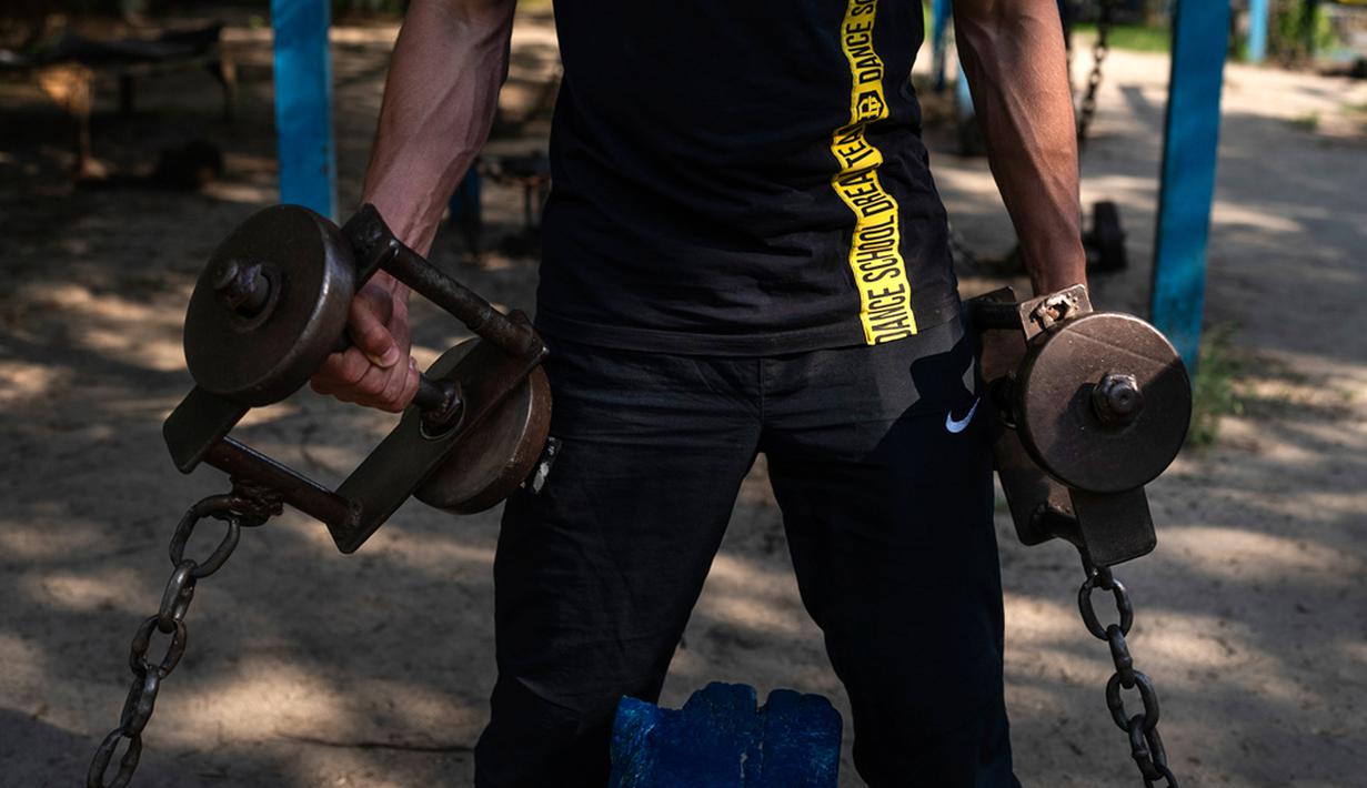 Gym Kachalka menggunakan besi-besi tua untuk dijadikan alat kebugaran. Inilah yang membuat gym ini unik. (AP Photo/Jae C. Hong)