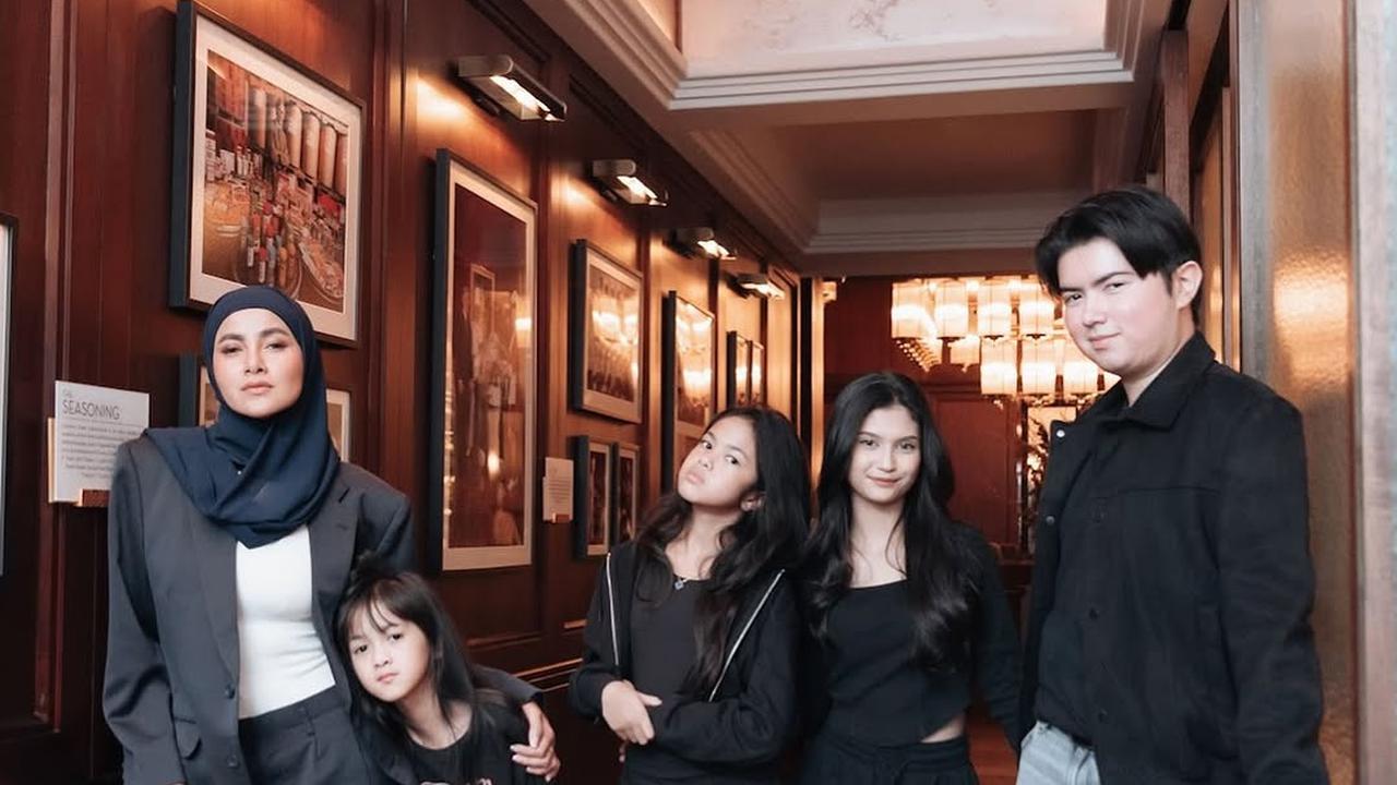 Gaya Badass Olla Ramlan Bareng Anak-Anak Tercinta, Tampil Menawan dan Disebut Bibit Unggul Semua