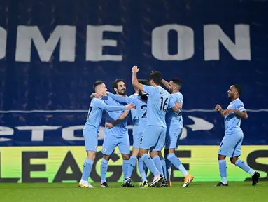 Para pemain Manchester City merayakan gol yang dicetak oleh Ilkay Gundogan ke gawang West Bromwich Albion pada laga Liga Inggris di Stadion The Hawthorns, Selasa (27/1/2021). City menang dengan skor 0-5. (Laurence Griffiths/POOL/AFP)