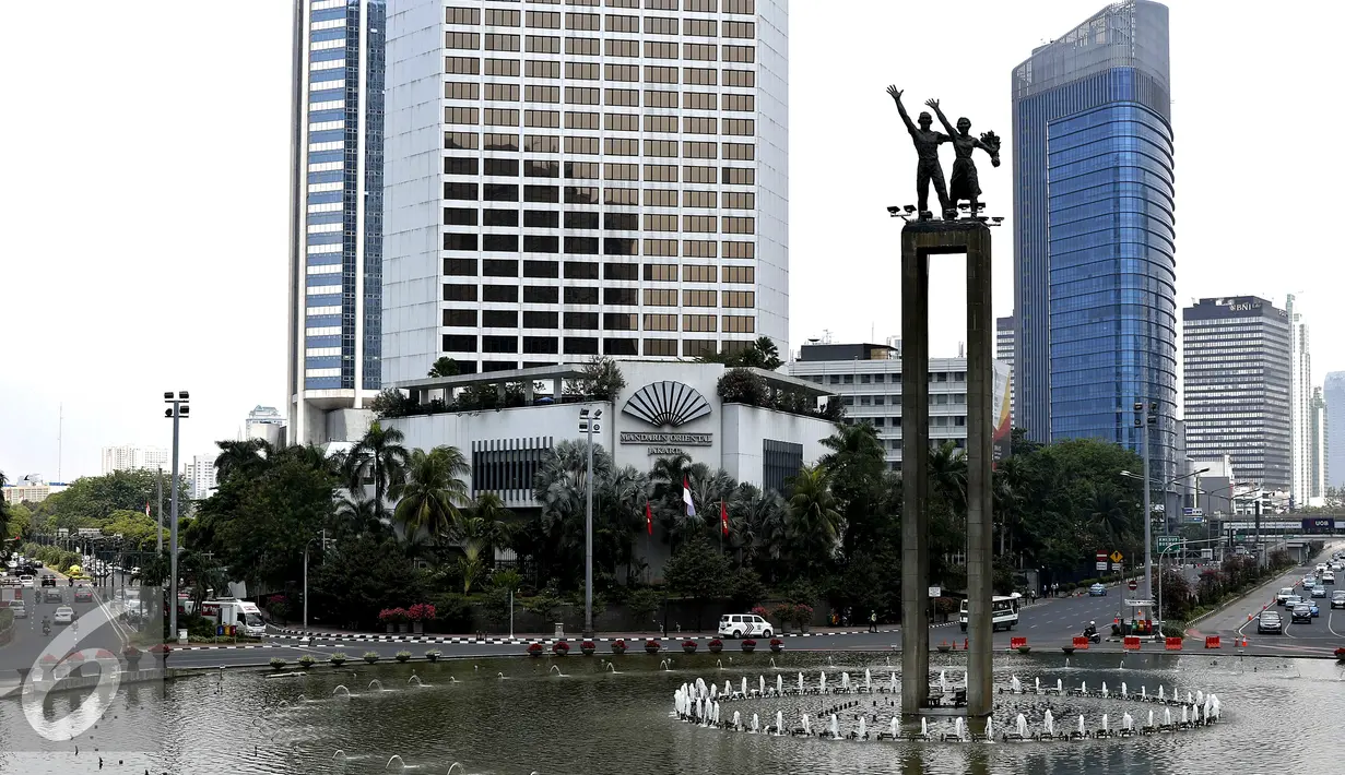 Dinas Pertamanan dan Pemakaman DKI Jakarta berencana menata ulang air mancur Bundaran HI, Jakarta, Minggu (1/11/2015). Perbaikan yang direncakanan pada tahun 2016 ini diperkirakan menelan anggaran hingga Rp 31 miliar. (Liputan6.com/Yoppy Renato)