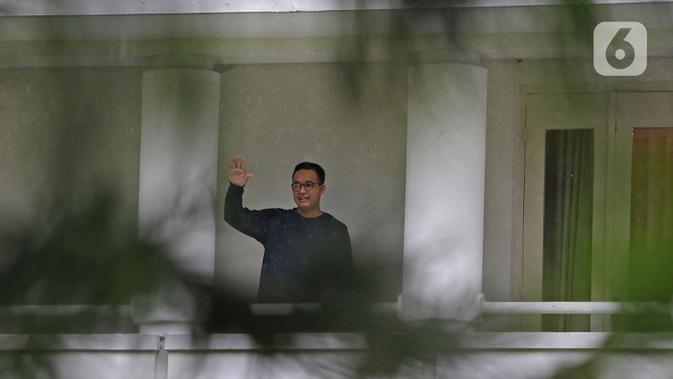 Gubernur DKI Jakarta Anies Baswedan terlihat di balkon rumah dinas Jalan Suropati, Menteng, Kamis (3/12/2020). Anies Baswedan yang masih melakukan isolasi mandiri di rumah dinas gubernur karena positif Covid-19 menyempatkan diri untuk berolahraga pada pagi ini (Liputan6.com/Herman Zakharia)