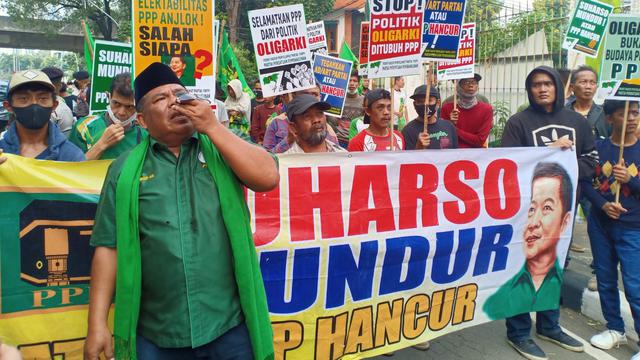 Ratusan demonstan hadir di kantor DPP PPP di Menteng pada Senin (18/7/2022). Demonstran yang hadir menuntut agar Suharso Monoarfa mundur dari jabatan sebagai Ketua Umum Partai Persatuan Pembangunan (PPP) (Istimewa)