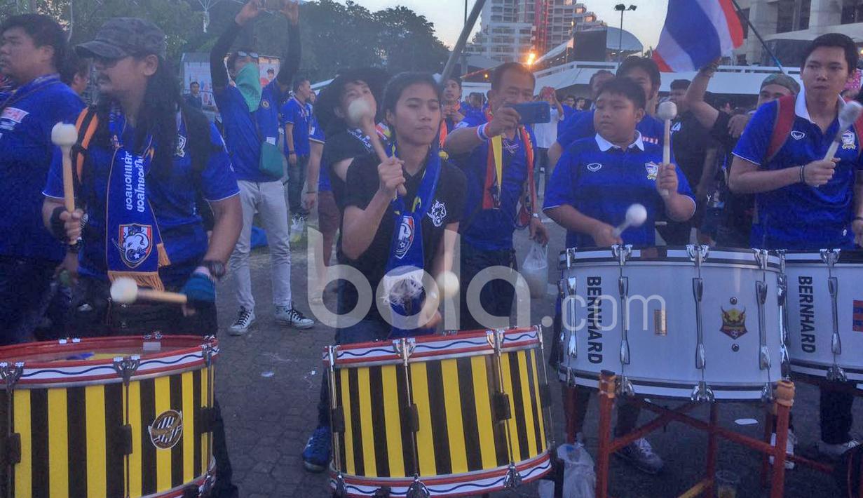 Fans Thailand menggunakan drum band meramaikan laga Final kedua Piala AFF 2016 di Stadion Rajamangala, Thailand. (Bola.com/Ario Yosia)