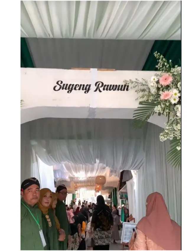 8 Potret Unik Pernikahan Digelar di Pasar Ini Viral, Hidangan Resepsi Bikin Ngiler