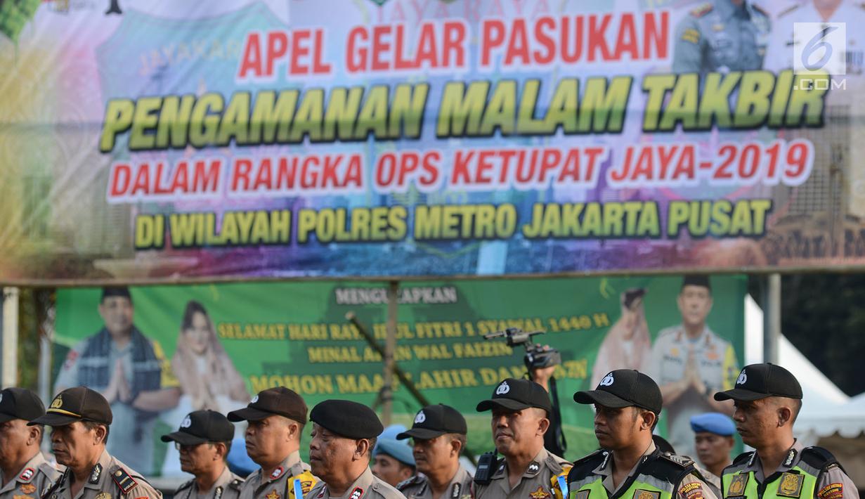 Aparat kepolisian saat mengikuti apel gelar pasukan pengamanan malam takbiran di Lapangan Silang Monas, Jakarta Pusat, Selasa (4/6/2019). Polres Jakarta Pusat menurunkan lima ribu personel kepolisian untuk mengamankan malam takbiran. (merdeka.com/Imam Buhori)