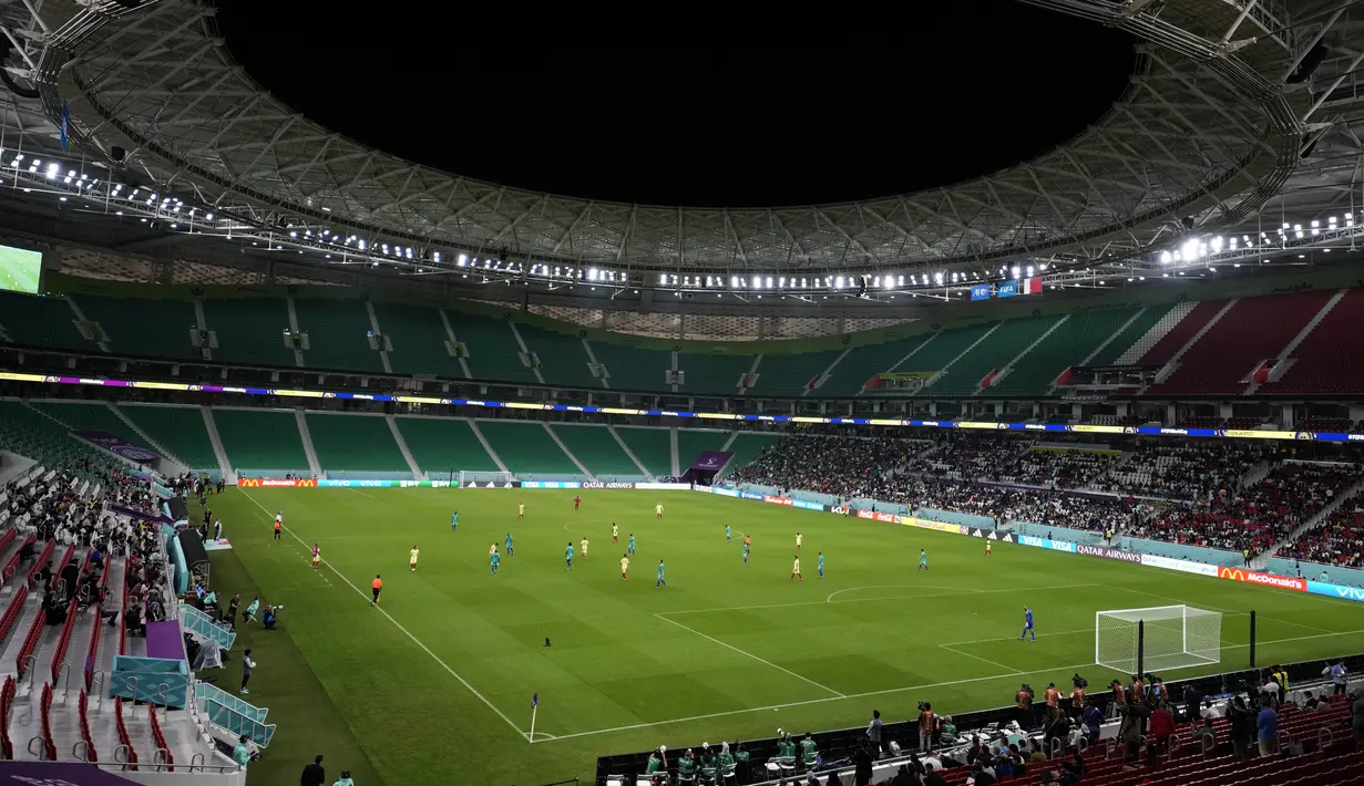 Suasana pertandingan persahabatan antara para pekerja dan FIFA Legends di Stadion Al Thumama di Doha, Qatar, Senin (12/12/2022). Mengikuti pertandingan terakhir di FIFA Piala Dunia Qatar 2022 Stadion Al Thumama, para tamu dan sukarelawan melihat para pekerja beberapa di antaranya memenangkan edisi terakhir Piala Pekerja, bermain berdampingan dengan beberapa nama sepak bola terbesar dalam pertarungan 60 menit.(AP Photo/ Frank Augstein)