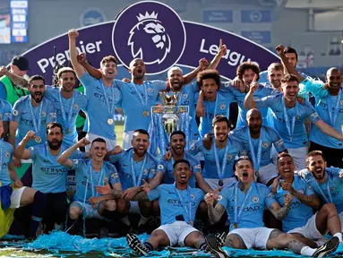 Para pemain Manchester City berpose dengan trofi Liga Inggris usai mengalahkan Brighton di Stadion AMEX, Brighton, Inggris, Minggu (12/5). The Citizens menjadi yang terbaik di musim 2018-2019 setelah memenangi duel sengit dengan Liverpool hingga pekan terakhir. (AP Photo/Frank Augstein)