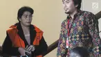 Hakim Adhoc Tipokor PN Medan Merry Purba usai menandatangani berkas P21 tahap 2 di Gedung KPK, Jakarta, Rabu (26/12). Merry mengenakan rompi tahanan dan dikawal petugas KPK. (Merdeka.com/Dwi Narwoko)