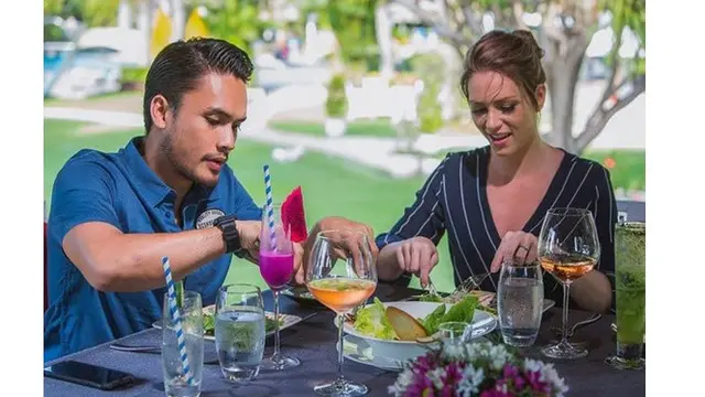 Jarang Tersorot, Ini 7 Momen Mesra Randy Pangalila bareng Istri Bulenya