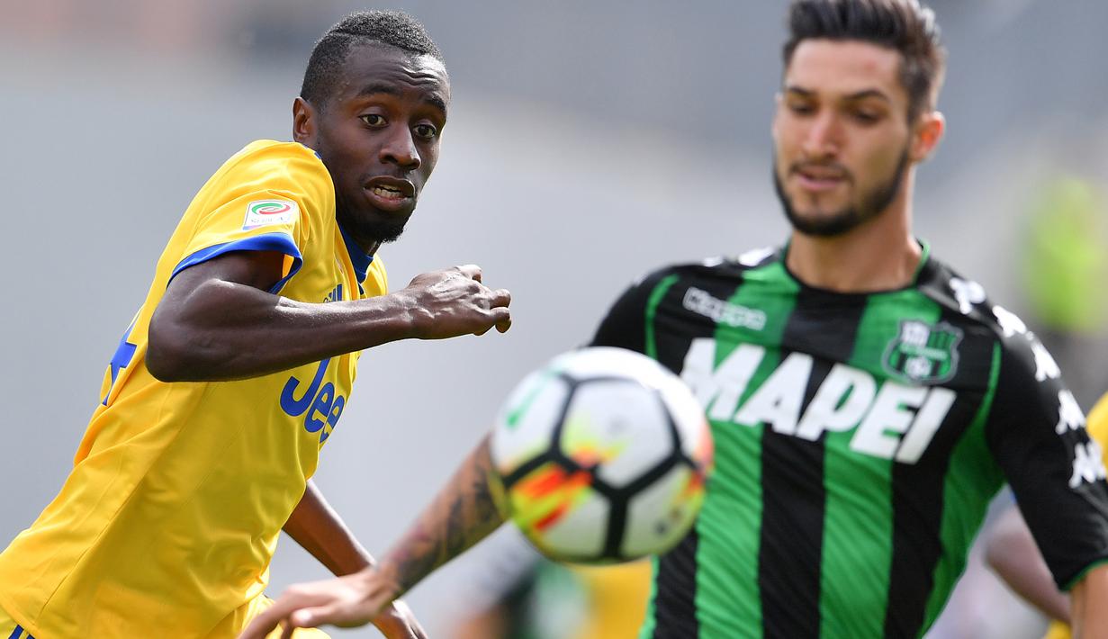 Pemain Juventus, Blaise Matuidi (kiri) saat berebut bola dengan pemain Sassuolo pada lanjutan Serie A di  Stadio Citta del Tricolore, Reggio Emilia, Italia (17/9/2017). Juventus menang 3-1. (AFP/Marco Bertorello)