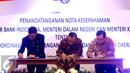 Penandatanganan nota kesepahaman tentang koordinasi pengembangan ekonomi dan keuangan daerah antara Mendagri, Gubernur BI dan Menkeu di Jakarta, Jumat (21/4). (Liputan6.com/Angga Yuniar)