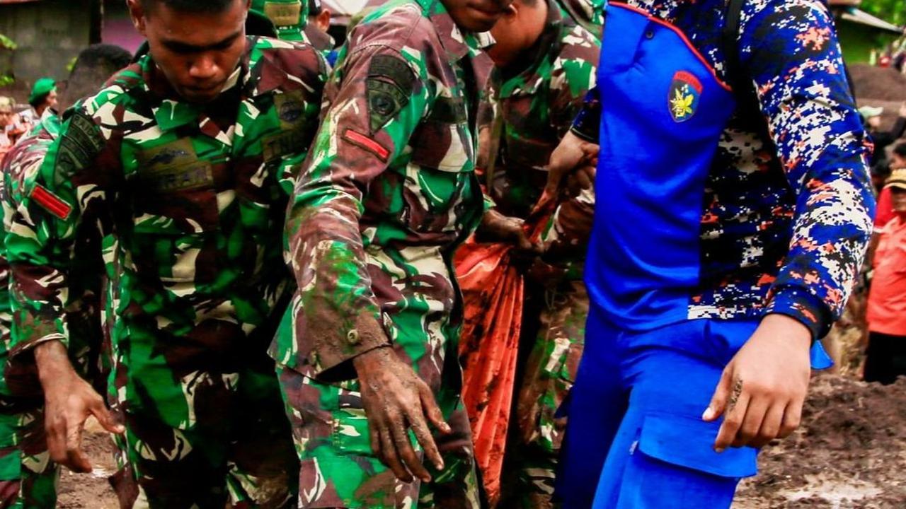 Jumlah korban bertambah seiring petugas gabungan dari Basarnas dan TNI terus berupaya melakukan pencarian korban yang masih hilang.&nbsp;Foto: AZZAM RISQULLAH / AFP