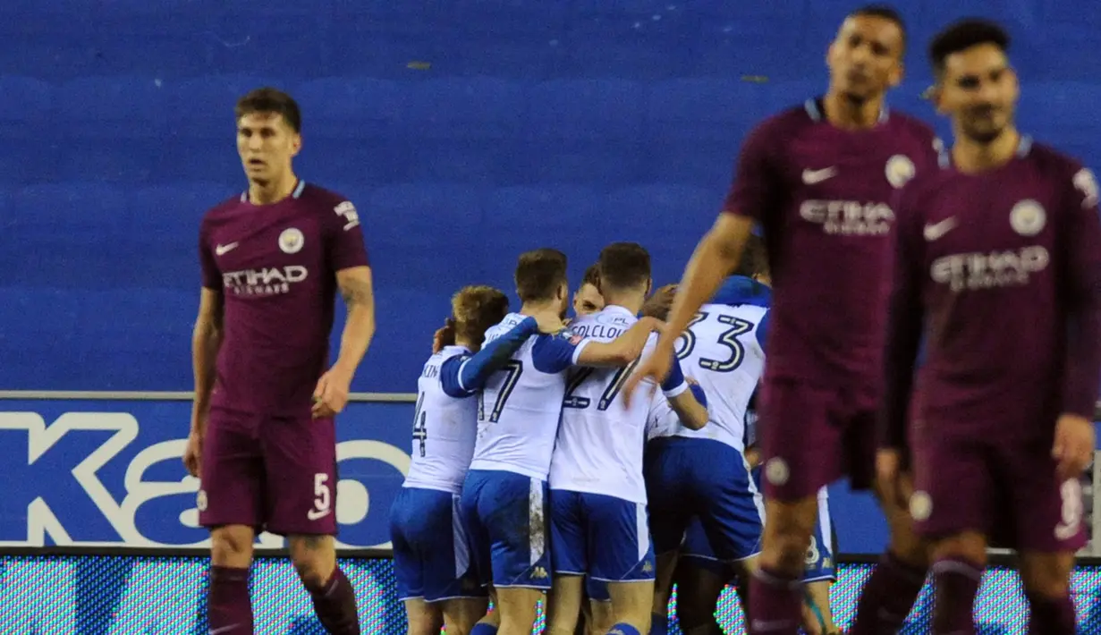 Pemain Wigan Athletic, Will Grigg berselebrasi dengan timnya setelah mencetak gol ke gawang Manchester City  pada babak kelima Piala FA di DW Stadium, Senin (19/2). Manchester City disingkirkan oleh tim divisi tiga, Wigan, dari Piala FA. (AP/Rui Vieira)