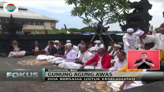 Para pengungsi di Klungkung, Bali, menggelar sembahyang bersama seiring meningkatnya status Gunung Agung menjadi awas. 