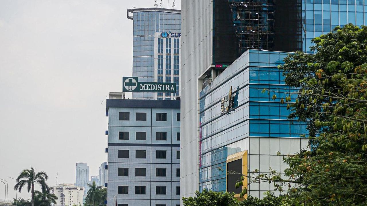 "Pengerahan sudah ada unit bronto situasi, proses pemadaman," ujar Syamsul.