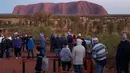 Selebaran yang diterima pada 10 Oktober 2019 memperlihatkan wisatawan memandangi Uluru di Utara Australia.  Pendakian di Batu Ayers tersebut akan dilarang mulai Oktober tahun ini, seiring dengan keinginan Anagu, suku asli Aborigin yang mendiami kawasan tersebut. (HO/ @koki_mel_aus/AFP)