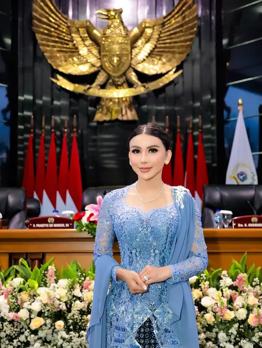 Di acara pelantikan, ia tampil kenakan kebaya modern full payet warna baby blue dengan attachment selendang warna biru tua rancangan desainer kenamaan Asky Febrianti. Penampilannya dilengkapi dengan rok batik warna senada. [@bebizie]
