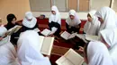 Sejumlah murid membaca kitab suci Alquran saat bulan suci Ramadan di sebuah sekolah di Benghazi, Libya, 5 Juli 2015. (REUTERS/Esam Al - Omran Fetori)