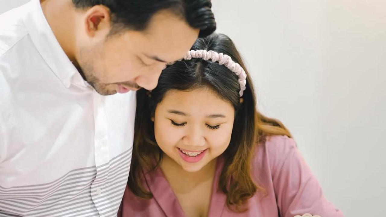 Kiky Saputri dan Suami Gendong Anak Pertama, Potret Kebahagiaan Keluarga Kecil Mereka