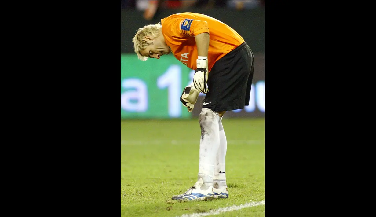 <p>Santiago Canizares. Masuk rencana skuad Spanyol di Piala Dunia 2002, kiper kawakan Valencia harus mengubur mimpinya usai mengalami kakinya menginjak kaca pecahan botol minumannya sendiri. (AFP/Cristina Quicler)</p>