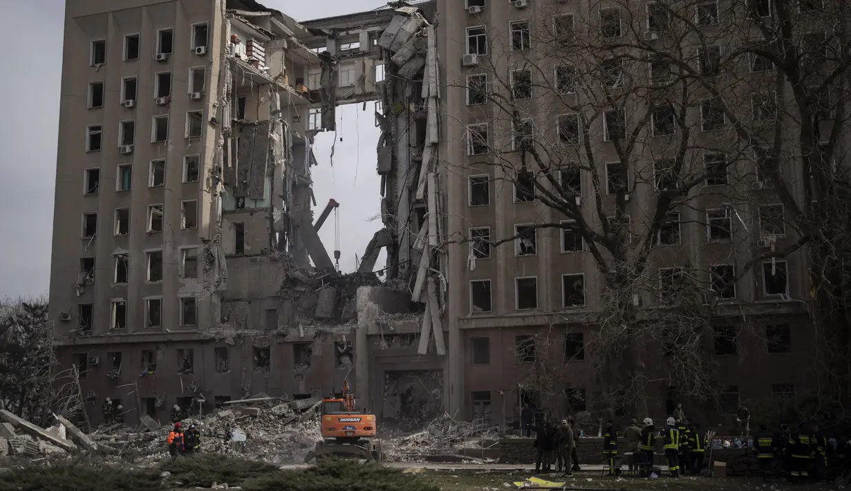 Personel darurat bekerja di lokasi markas pemerintah daerah Mykolaiv, Ukraina, menyusul serangan mematikan Rusia, pada Selasa, 29 Maret 2022. Invasi Rusia ke Ukraina yang dimulai pada 24 Feberuari 2022 masih berlangsung hingga hari ini. (AP Photo/Petros Giannacouris)