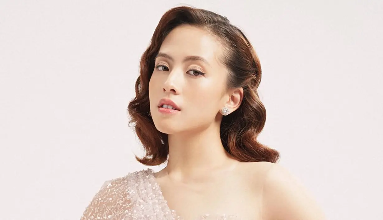 Tampil kompak dan menawan, sosok ibunda dari para selebriti ini pun tidak kalah mencuri perhatian netizen. Sofia Yulinar, ibu dari Adhisty Zara dan Hasyakyla ini pun tampil bersinar dengan gaun yang senada dengan dua anak gadisnya tersebut. (Liputan6.com/IG/@zaraadhsty)