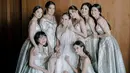 <p>Berbeda dari akad, para bridesmaid pernikahan Enzy tampil kompak mengenakan silk dress nuansa platinum yang mewah. [Foto: IG/enzystoria].</p>