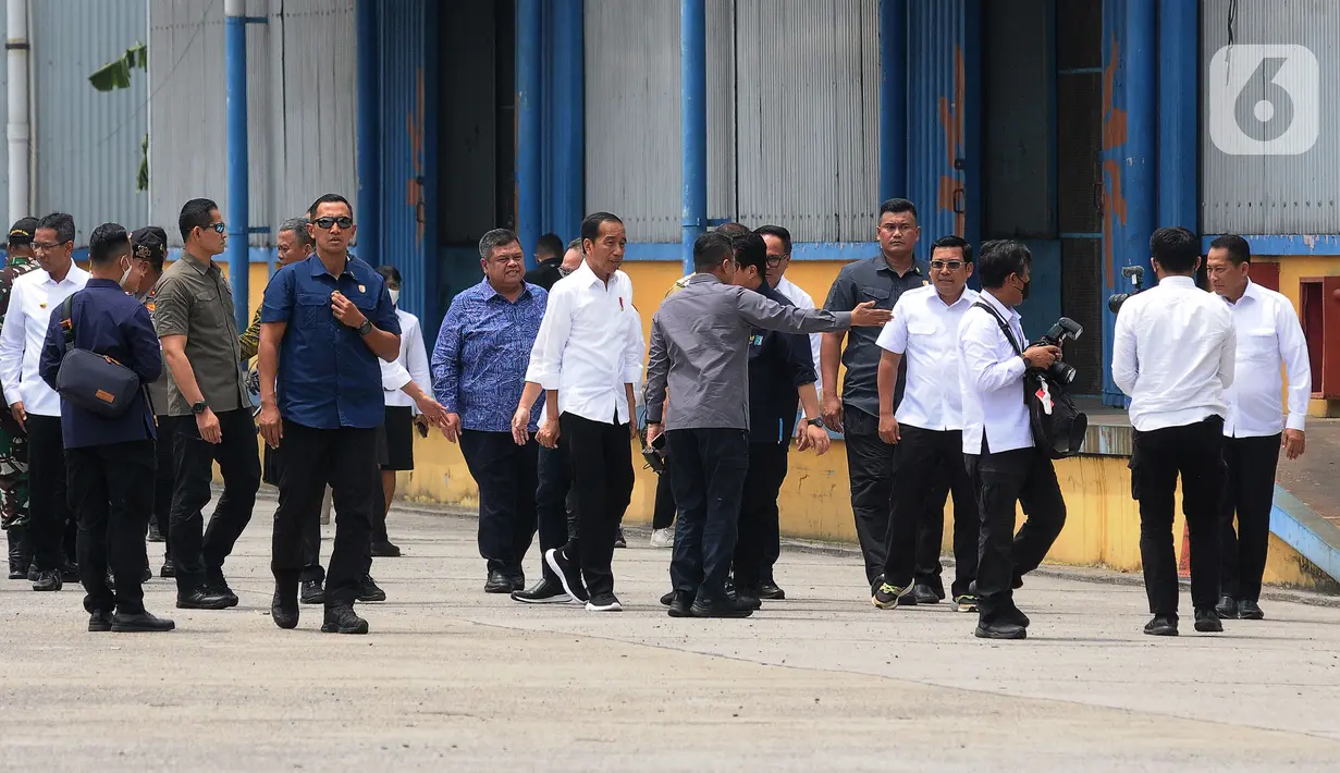 Dalam kunjungannya, Jokowi turut didampingi beberapa menteri dan pemangku kepentingan. Antara lain, Menteri BUMN Erick Thohir, Menteri Perdagangan Zulkifli Hasan, Kepala Perum Bulog Budi Waseso, dan Kepala Badan Pangan Nasional Arief Prasetyo Adi. (merdeka.com/Imam Buhori)