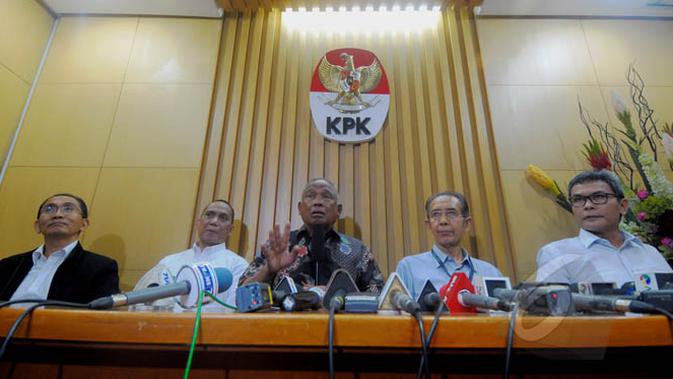 Pimpinan baru KPK Taufiequrachman Ruki (tengah),  Johan Budi SP (kanan), Indriyanto Seno Adji (kedua kiri), Wakil Ketua KPK Zulkarnen dan Adnan Pandu Pradja (kiri) saat konferensi pers di Gedung KPK, Jakarta, Jumat (20/2). (Liputan6.com/Andrian M Tunay)