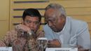 Menkopolhukam Tedjo Edhy Purdijatno (kiri) berbincang dengan Plt Ketua KPK Taufiequrachman Ruki disela-sela pertemuan dan jumpa pers di Gedung KPK, Senin (2/3/2015).  (Liputan6.com/Herman Zakharia)