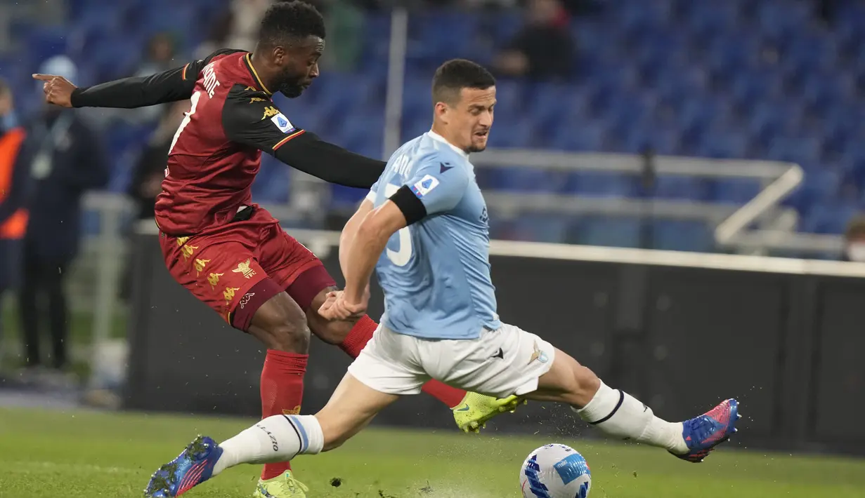 Bek Lazio, Luiz Felipe berusaha menghalau bola tembakan pemain Venezia, Francesco Forte pada pertandingan Liga Serie A Italia di Stadion Olimpiade Roma, di Roma, Italia, Selasa (15/3/2022). Lazio menang tipis atas Venezia 1-0. (AP Photo/Andrew Medichini)