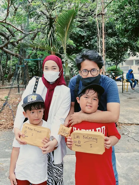 Ayus Sabyan dan Ririe Fairus sedang mengantar sambil menonton dan mendukung anak-anak mereka saat lomba 17 Agustus 2022 di HUT RI ke-77. (Instagram @ririe_fairus)