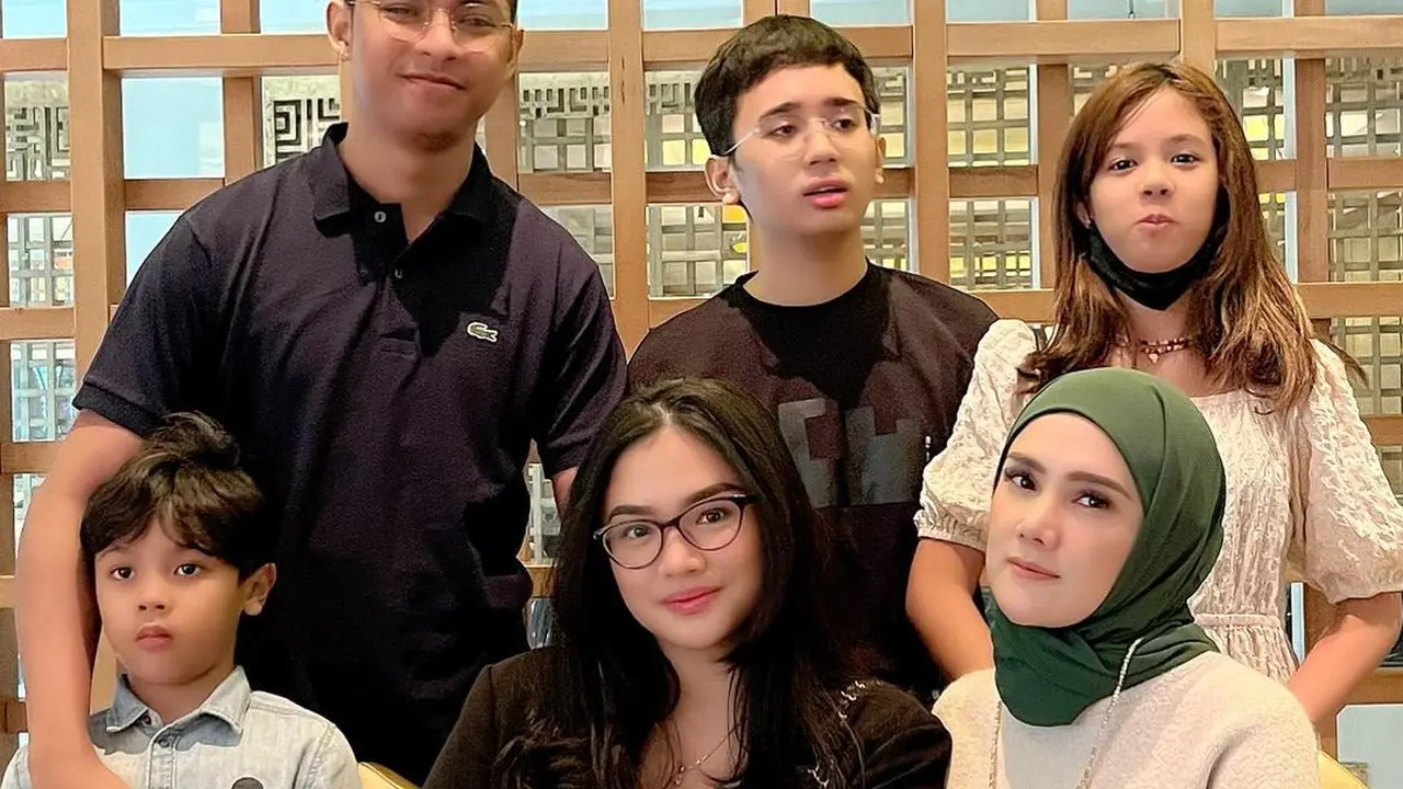 Mulan Jameela bersama anak dan pacar Tiara