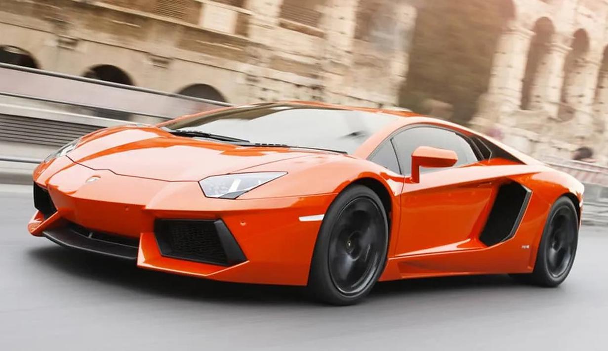 Lamborghini LP700-4: Mobil berlogo banteng Italia ini merupakan supercar dengan konfigurasi mesin yang cukup besar yaitu unit mesin V12 6.500cc dengan keluaran tenaga buas hingga 700 PS serta torsi 690 Nm. (Source: lamborghini.com)