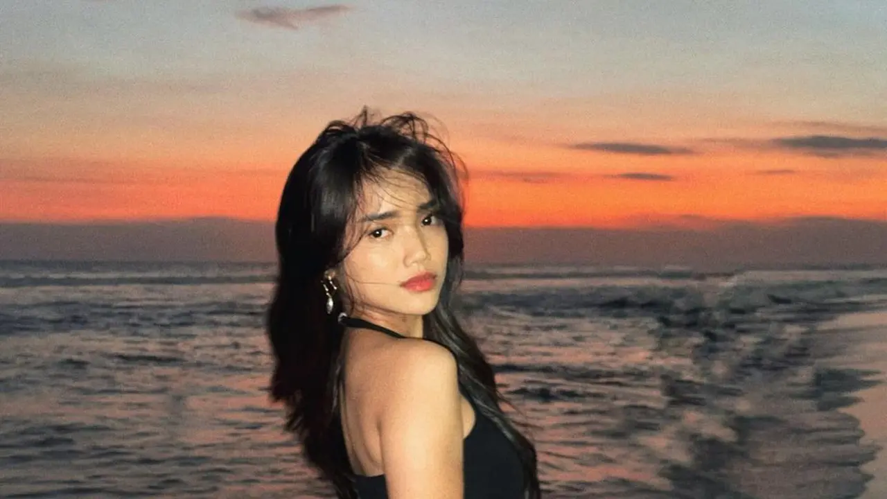 6 Tampilan Stunning Fuji An Pose di Pantai saat Sunset, Buktikan Keindahan Suasana Jelang Magrib