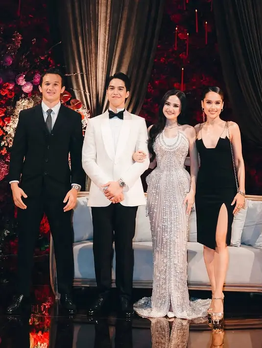 Cinta Laura tampil mengenakan mini dress slit spageti strap yang didampingi kekasihnya, Arya Vasco yang mengenakan setelan jas hitam. [@claurakiehl]