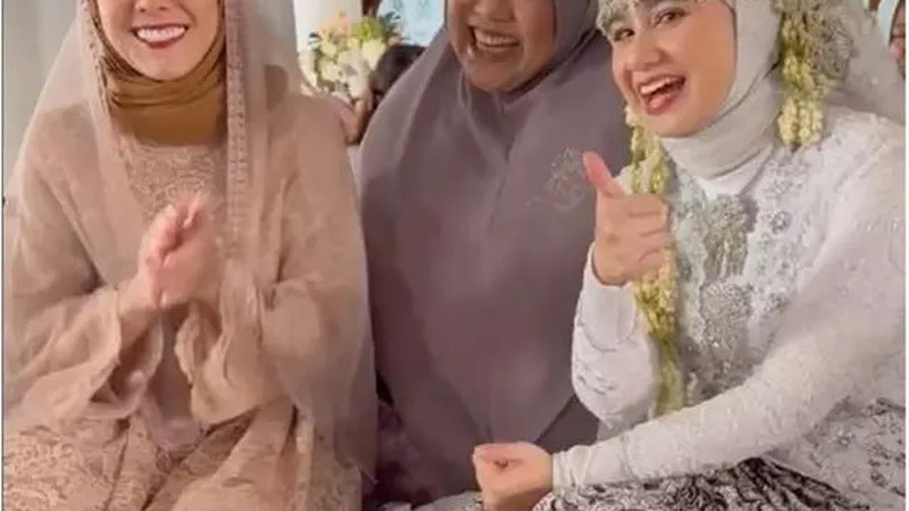 6 Potret Berhijab Wulan Guritno dan Tissa Biani di Proses SyutingFilmNorma