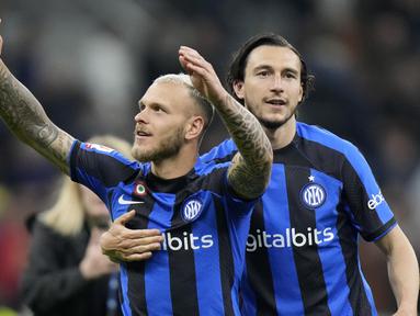 Pemain Inter Milan, Federico Dimarco, melakukan selebrasi setelah mencetak gol ke gawang Juventus pada laga Coppa Italia di Stadion Giuseppe Meazza, Kamis (27/04/2023). Inter Milan menang tipis atas Juventus pada leg kedua semifinal Coppa Italia. (AP Photo/Luca Bruno)