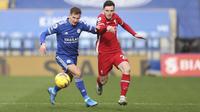 Gelandang Leicester City, Marc Albrighton berebut bola dengan bek Liverpool, Andrew Robertson pada pertandingan Liga Inggris di Stadion King Power, Inggris (13/2/2021). Liverpool menelan kekalahan ketiga beruntun dan tertahan di posisi empat klasemen dengan 40 poin. (Carl Recine/Pool Photo via AP)