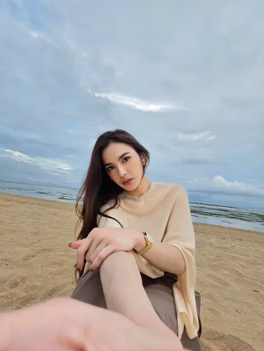 Kali ini terlihat lebih messy yang memancarkan aura cantik natural [@mahaliniraharja]